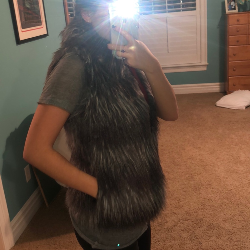 FAUX FUR VEST - Picture 1 of 7